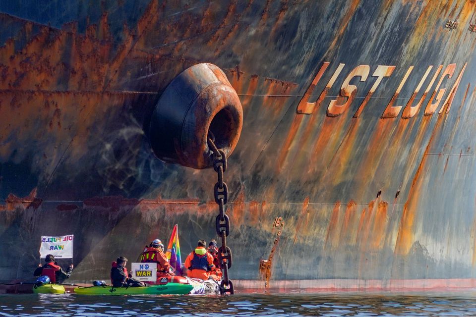 Greenpeace „oprește” un tanc petrolier rusesc cu steagul curcubeu
